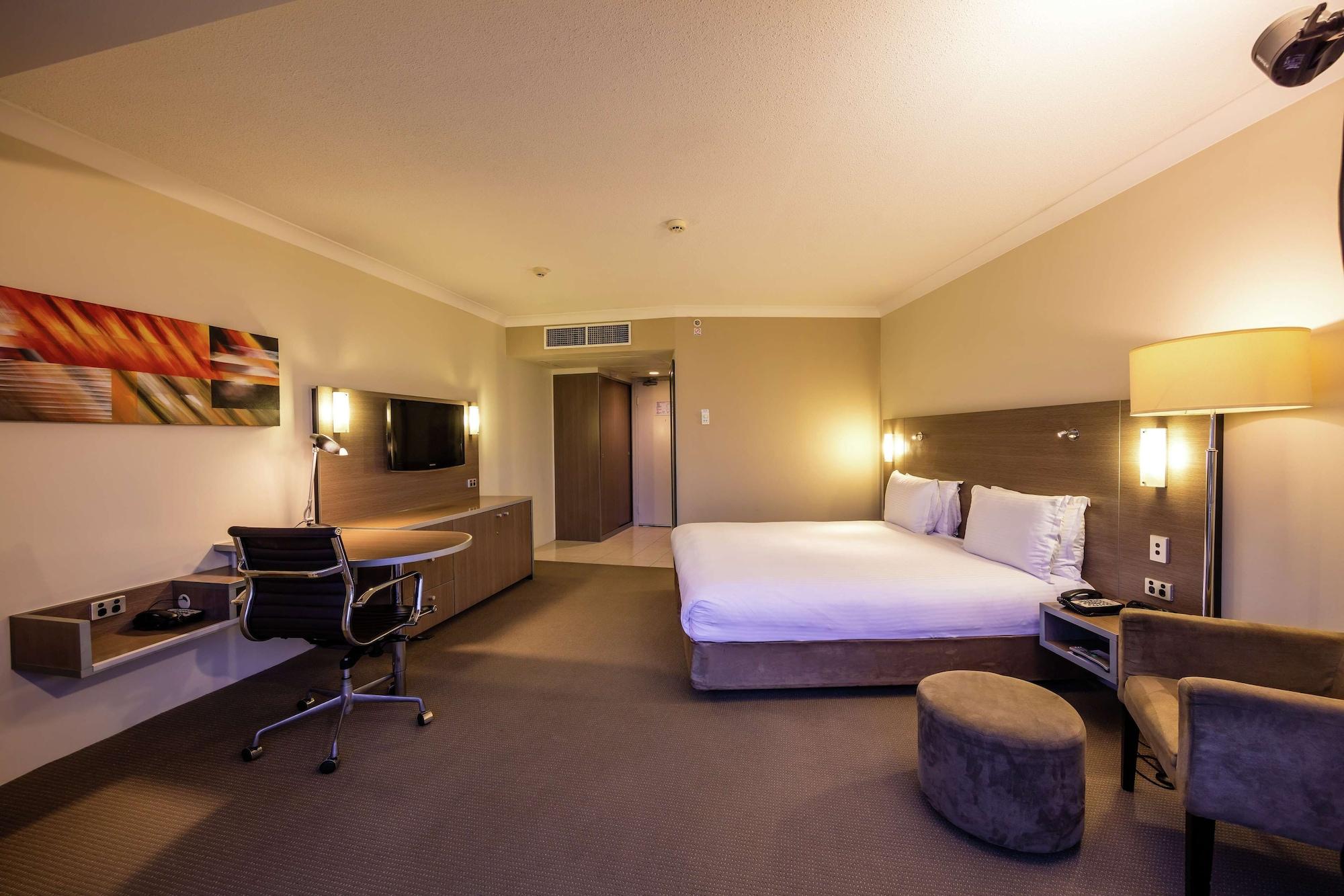 Doubletree By Hilton Cairns Hotel Екстериор снимка