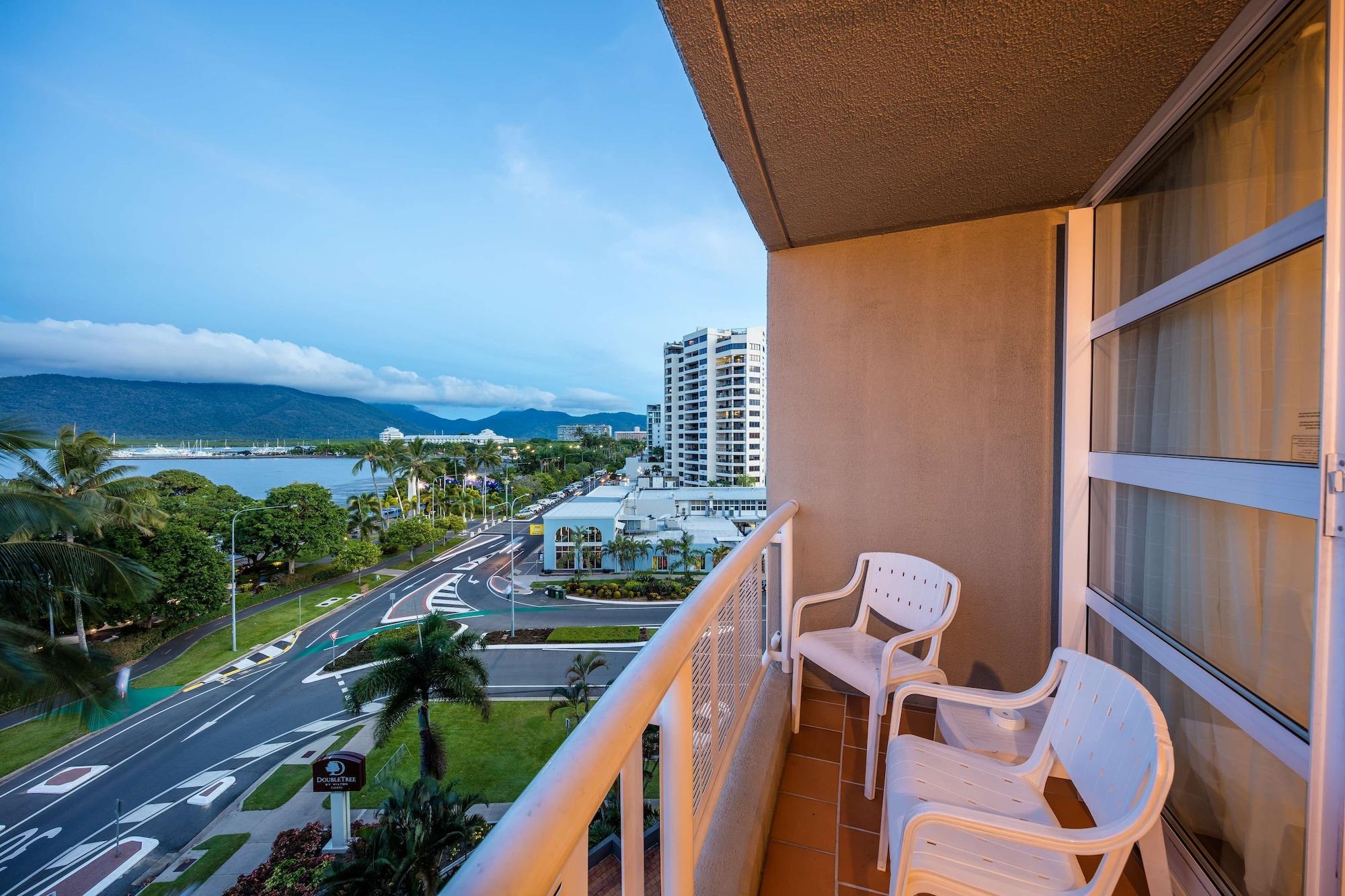Doubletree By Hilton Cairns Hotel Екстериор снимка