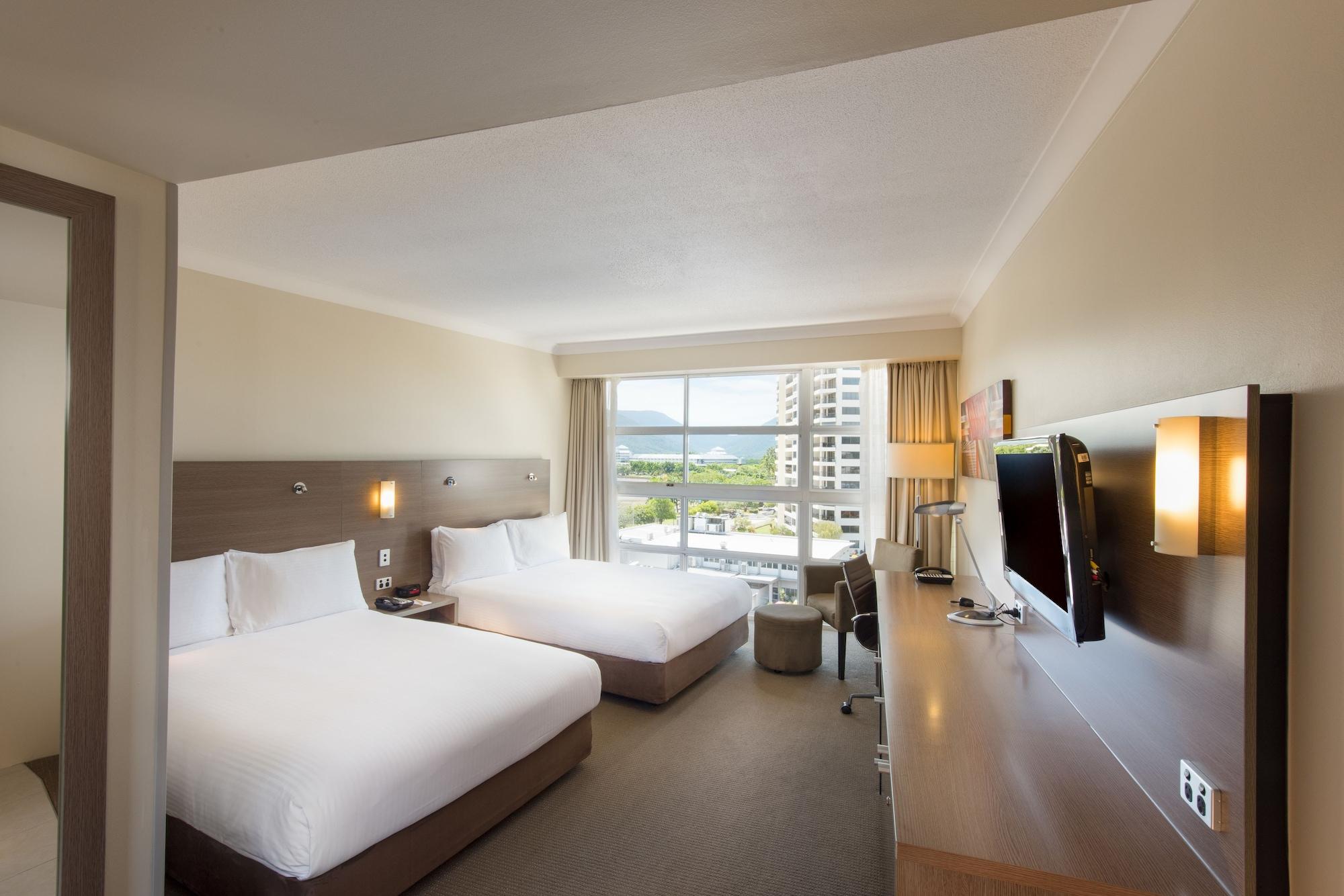 Doubletree By Hilton Cairns Hotel Екстериор снимка
