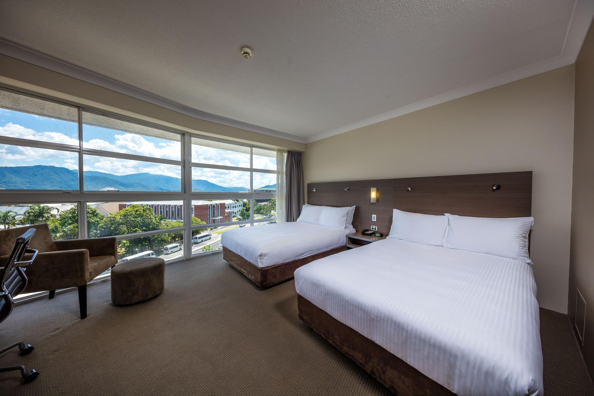 Doubletree By Hilton Cairns Hotel Екстериор снимка