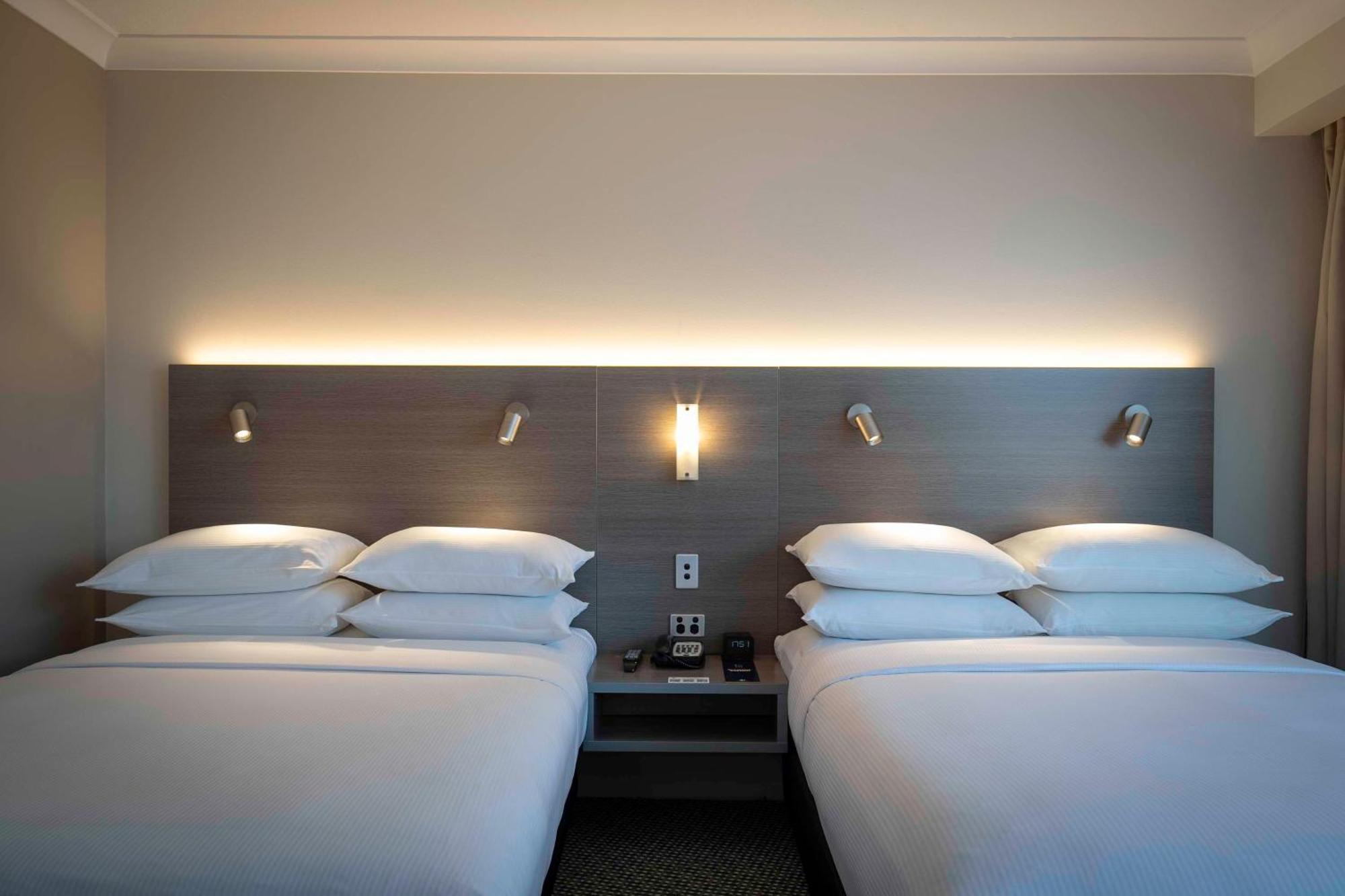 Doubletree By Hilton Cairns Hotel Екстериор снимка
