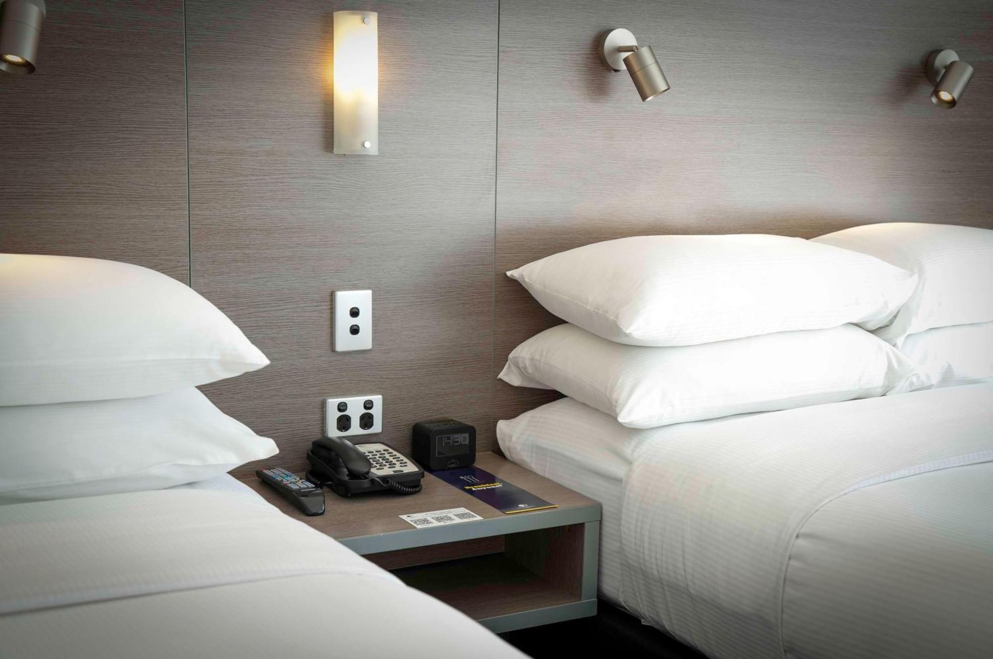 Doubletree By Hilton Cairns Hotel Екстериор снимка